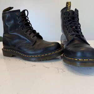 Classic Doc Marten Black 8 hole Boots - Mens 8 - EU 41